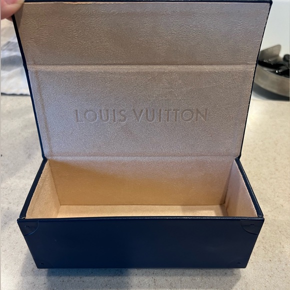 Men’s Louis Vuitton Glide Sunglasses. - Picture 3 of 15